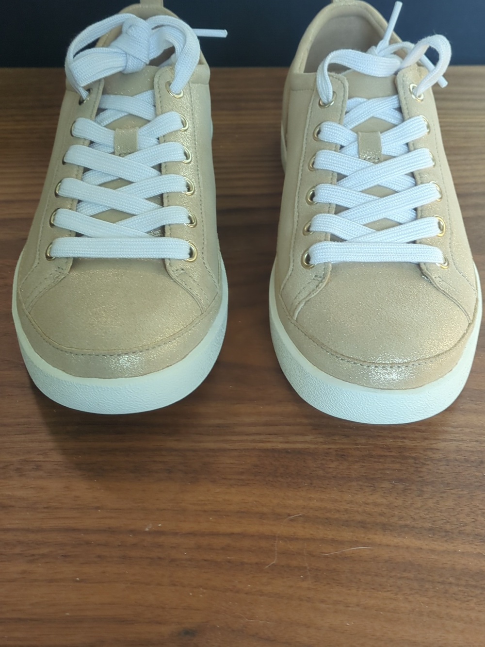 New in Box Vionic Winny Sneaker in Gold Leather 8.5W - Picture 4 of 11